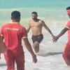 Μοχάμεντ Σαλάχ: Πήγε να βγει από τη θάλασσα και δεκάδες θαυμαστές τον περικύκλωσαν για μια φωτογραφία